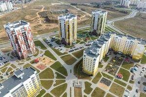 Antenne Panorama- Aussicht Über Konstruktion von Neu modern Wohn Komplex mit Hochhaus Gebäude im Stadt, Dorf foto