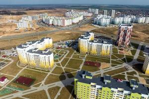 Antenne Panorama- Aussicht Über Konstruktion von Neu modern Wohn Komplex mit Hochhaus Gebäude im Stadt, Dorf foto