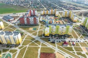 Antenne Panorama- Aussicht Über Konstruktion von Neu modern Wohn Komplex mit Hochhaus Gebäude im Stadt, Dorf foto