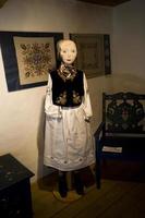 Mannequin gekleidet im ein Original historisch kaschubisch Outfit Innerhalb ein Hütte im Polen foto