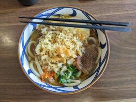 schließen oben von Rindfleisch Udon mit heiß Chili würzig und Curry Suppe. das Foto ist geeignet zu verwenden zum Japan traditionell Essen Hintergrund, Poster und Essen Inhalt Medien.