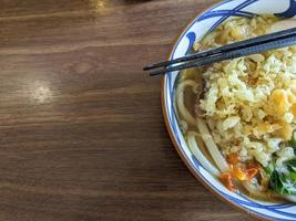 schließen oben von Rindfleisch Udon mit heiß Chili würzig und Curry Suppe. das Foto ist geeignet zu verwenden zum Japan traditionell Essen Hintergrund, Poster und Essen Inhalt Medien.