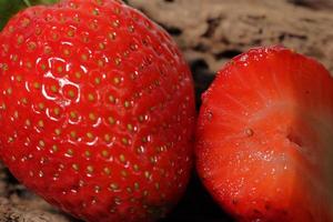 frisch rot Erdbeere schließen oben auf hölzern Hintergrund foto