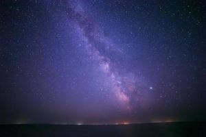 Aussicht von milchig Weg Galaxis über Meer foto