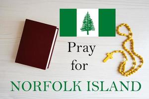 beten zum Norfolk Insel. Rosenkranz und heilig Bibel Hintergrund. foto