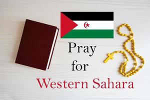 beten zum Western Sahara. Rosenkranz und heilig Bibel Hintergrund. foto