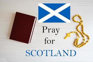 beten zum Schottland. Rosenkranz und heilig Bibel Hintergrund. foto