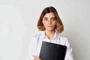 Geschäft Frau im Brille mit Mappe im Hände Unterlagen Arbeit foto