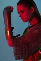 attraktiv Frau rot Licht Silber Rüstung Kette Mail Mode isoliert Hintergrund foto