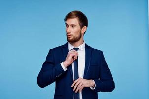 Mann im ein passen richtet sich auf seine Krawatte selbst Vertrauen Mode Geschäftsmann foto
