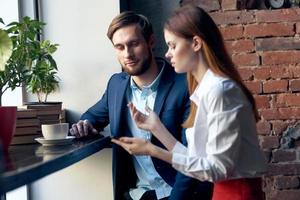 Arbeit Kollegen Sitzung im ein Cafe Kommunikation Frühstück Arbeit foto