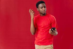 Mann afrikanisch Aussehen mit Telefon im Hände Technologie Kommunikation isoliert Hintergrund foto