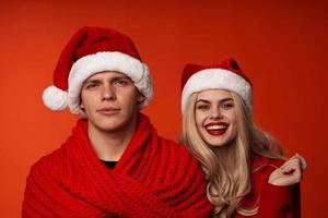 Mann und Frau im Neu Jahre Kleider Weihnachten Urlaub rot Hintergrund foto