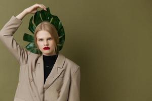 glamourös Frau rot Lippen Palme Blatt Charme Mode Studio Modell- unverändert foto