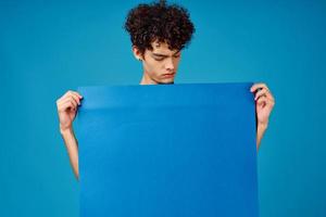 Kerl halten Blau Banner Werbung Kopieren Raum isoliert Hintergrund foto