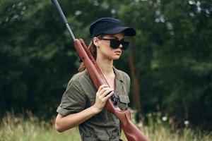 Frau auf draussen Frau tragen Sonnenbrille Waffe Jagd Lebensstil Waffen foto