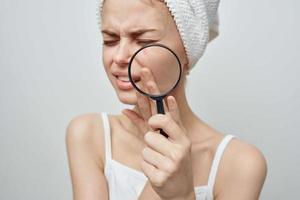 ziemlich Frau mit ein Vergrößerung Glas im Hand Hygiene Behandlung foto