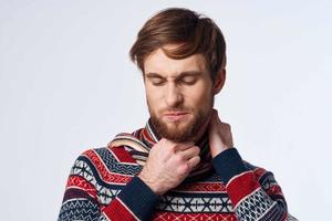 Mann wund Kehle Gesundheit Problem Grippe Symptome isoliert Hintergrund foto