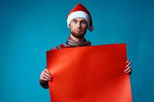 heiter Mann im ein Weihnachten Orange Attrappe, Lehrmodell, Simulation Poster Blau Hintergrund foto