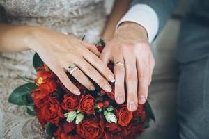 Braut Bräutigam mit rotem Blumenstrauß foto