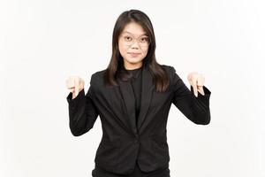 zeigen Produkt und zeigen Nieder von schön asiatisch Frau tragen schwarz Blazer isoliert auf Weiß foto