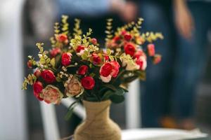 roter Blumenstrauß in einer Vase foto