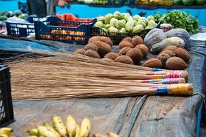 lokal Kokosnuss Blätter Besen Stock im Victoria Stadt, Dorf Markt, mahe Seychellen foto