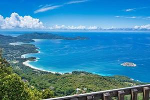 Morgen blanc Natur Pfad, Aussicht von das Süd Westen Küste von mahe zu das Westen, und Stier Insel, mahe Seychellen foto