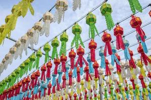 bunt hängend Laternen Beleuchtung im loy Krathong Festival beim Nord von Thailand foto