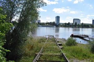 Schienen in das Wasser foto