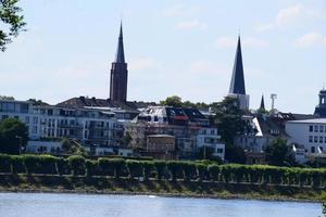 Bonn mit alt Stadt, Dorf Kirche Türme foto