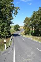 kurvig Land Straße im das eifel im Herbst foto