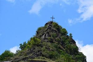 Hügel Kreuz im Sommer- foto