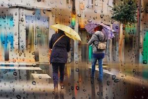 bilbao, Vizcaya, Spanien, 2023 - - Menschen mit ein Regenschirm im regnerisch Tage im Winter Jahreszeit, bilbao, foto