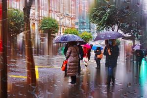 bilbao, Vizcaya, Spanien, 2023 - - Menschen mit ein Regenschirm im regnerisch Tage im Winter Jahreszeit, bilbao, foto