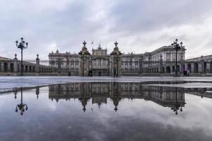 das königlich Palast von Madrid ist das Residenz von das Spanisch königlich Familie im Madrid und ist benutzt nur zum Zustand Zeremonien. foto