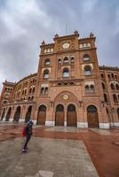 verschiedene Fotos von Madrid Straßen mit bunt Gebäude und Himmel