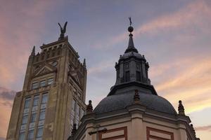 verschiedene Fotos von Madrid Straßen mit bunt Gebäude und Himmel