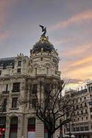 Metropolitan- Gebäude mit großartig die Architektur gelegen beim das Eingang von Madrid gran über foto