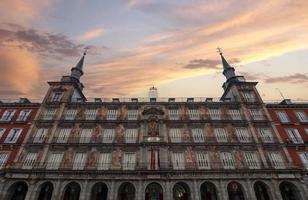 Platz Bürgermeister ist ein Stadt Platz und Horizont gebaut während das Herrschaft von Felipe iii im Madrid, Spanien, mit es ist bunt Gebäude und unverwechselbar die Architektur. foto