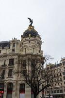 Metropolitan- Gebäude mit großartig die Architektur gelegen beim das Eingang von Madrid gran über foto