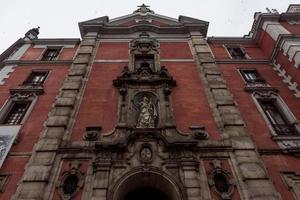 verschiedene Fotos von Madrid Straßen mit bunt Gebäude und Himmel