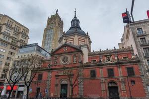 verschiedene Fotos von Madrid Straßen mit bunt Gebäude und Himmel