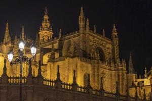 Sevilla Kathedrale ist das dritte größten Kirche im das Welt und einer von das schön Beispiele von gotisch und Barock architektonisch Stile und Giralda das Glocke Turm von ist 104.1 Meter hoch foto