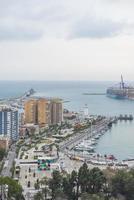 Malaga ist ein Hafen und Strand Stadt gelegen auf das Sonne Strand auf das Mittelmeer Küste im das Osten von das iberisch Halbinsel. foto