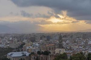 Malaga ist ein Hafen und Strand Stadt gelegen auf das Sonne Strand auf das Mittelmeer Küste im das Osten von das iberisch Halbinsel. foto