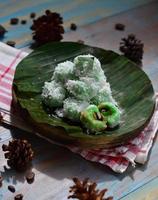 klepon oder Kelepon ist einer von Indonesiens traditionell Kuchen gemacht von klebrig Reis Mehl welche ist geformt mögen klein Bälle und gefüllt mit braun Zucker und dann gekocht foto