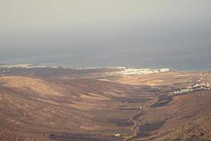 l Ruhe Sommer- wolkig Landschaft von das Spanisch Kanarienvogel Insel Lanzarote foto