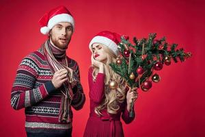 emotional Mann und Frau Weihnachten Urlaub Geschenke rot Hintergrund foto