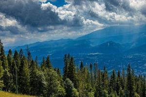 Landschaft von das tatra Berge und giewont auf ein warm Sommer- wolkig Urlaub Tag foto